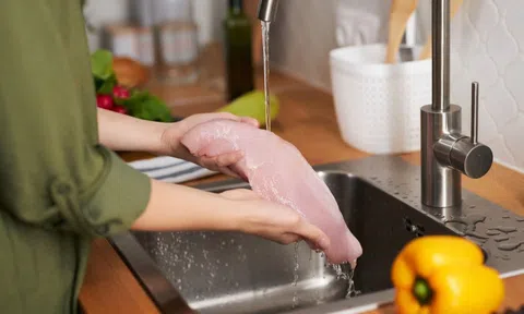 Vì sao chuyên gia khuyên đừng rửa thịt sống dưới vòi nước chảy?