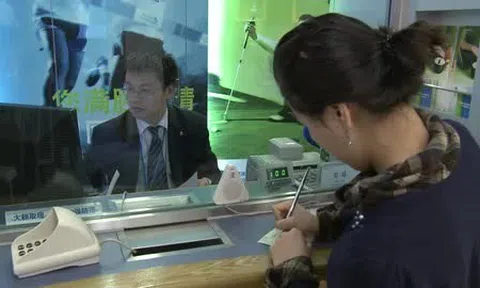 Khách đi rút gần 900 triệu nhưng bị từ chối và khóa tài khoản, nhân viên cho biết: “Dùng ngân hàng này thì phải theo điều kiện của chúng tôi…”