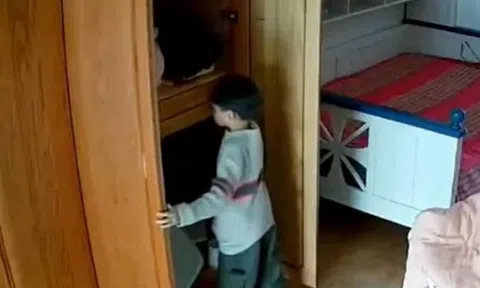 Bố mẹ lén xem camera nhiều giờ, sốc nặng vì điều lạ con trai lén lút làm