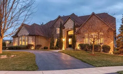 Khi “tấm lòng vàng” hóa thành siêu xe, biệt thự, sống sang chảnh ngút ngàn: Những cú "phốt" từ thiện gây chấn động