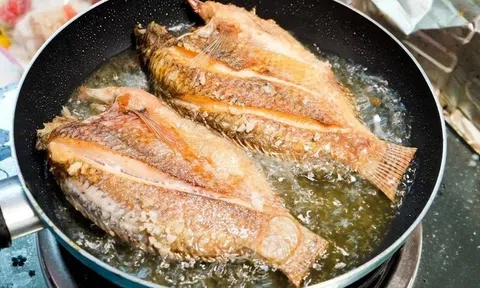 Rán cá đừng chỉ đổ mỗi dầu vào chảo: Thêm đúng 2 thứ này, không bắn dầu, không dính chảo, cá lại giòn thơm