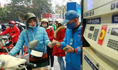 Giá xăng tăng, dầu giảm