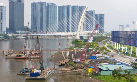Cầu đi bộ nghìn tỷ vượt sông Sài Gòn sau gần 9 tháng khởi công
