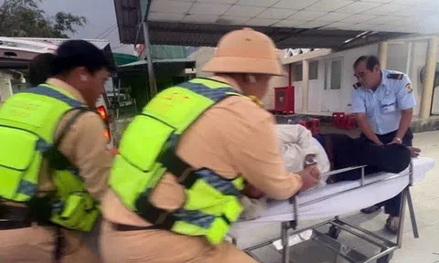 CSGT kịp thời cứu sống hành khách nguy kịch trên xe giường nằm