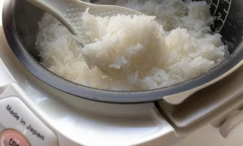 Nấu cơm đừng chỉ cho nước: Thêm 2 thứ này, cơm vừa dẻo ngon vừa bổ dưỡng, ổn định đường huyết hiệu quả