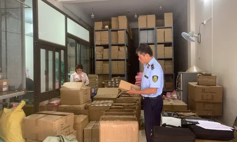 Công an Hà Nội ập vào một ngôi nhà trên phố Hoàng Công Chất