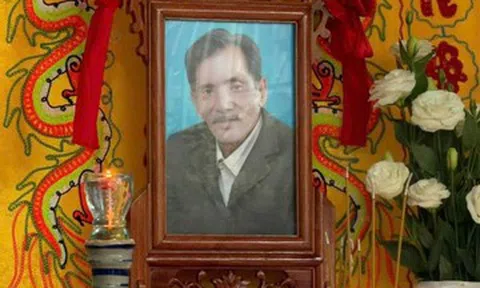 Gia đình đưa diễn viên Thương Tín đi an táng, hàng xóm lặng lẽ dõi theo