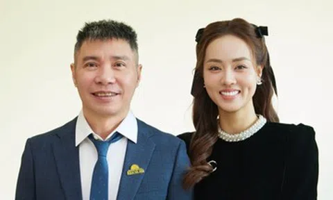 Vợ chồng NSND Công Lý tình cảm không ngờ, 'nhạc sĩ tỷ view' đẹp trai ở sân bay