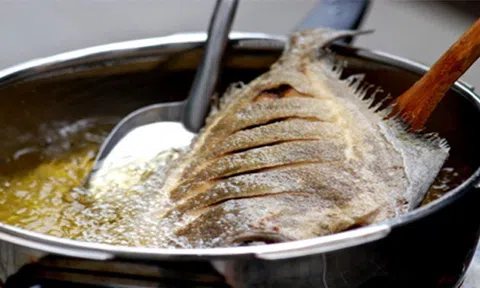 Đây là kẻ thù của dầu mỡ: Cho vào khi rán cá, cá giòn thơm, không dính chảo, không bắn dầu