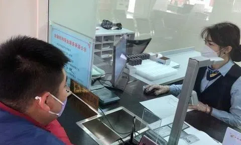 Làm shipper 5 năm, đến ngày rút 300 triệu xây nhà, ngân hàng nói: "Anh… chưa từng mở sổ ở đây"