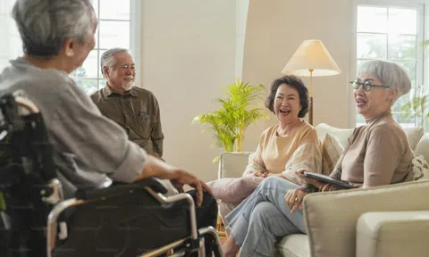 Vừa đón bố mẹ hai bên về ở chung nhà, 1 cảnh tượng trong đêm đã khiến vợ chồng tôi vội “quay xe”: “Không thể sống thế này được”