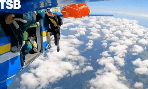 Video thót tim: Người nhảy dù bị thổi bay, treo lơ lửng trên đuôi máy bay ở độ cao 4.600 mét