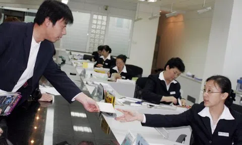 Cho bạn chiến hữu vay 70 triệu đồng, rồi mất liên lạc, 10 năm sau đi huỷ thẻ thì được thông báo: tài khoản có hơn 140 triệu đồng