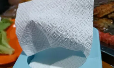 Phát hiện nhiều mẫu khăn giấy chứa vi khuẩn vượt ngưỡng cho phép 13 lần: Chuyên gia cảnh báo 1 loại ngấm đẫm chất gây dị ứng, ung thư