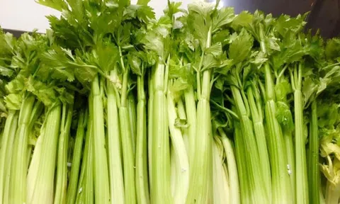 6 loại rau càng rẻ càng dễ bị phun thuốc