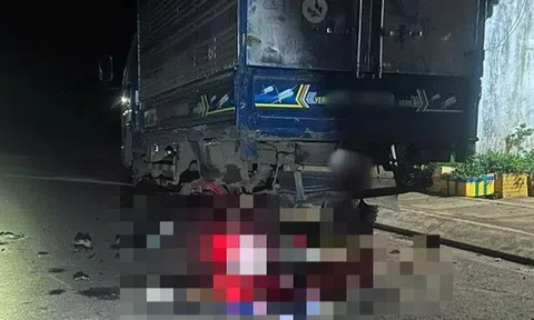 Xe máy tông vào ô tô tải đang đậu, 3 người tử vong