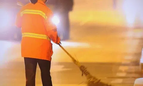 Đang quét đường lúc 3h sáng, cô lao công bỗng bật khóc giữa phố, lý do khiến MXH lặng người
