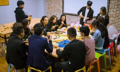 Họp lớp bị coi như người thừa, tôi lặng lẽ ngồi lại đến cuối và thứ nhận được là số tiền giá trị đến không ngờ