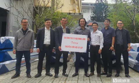 Một giảng viên Huế tặng 30 món quà cứu trợ lũ lụt: Trao đi nhưng mong… không phải dùng đến