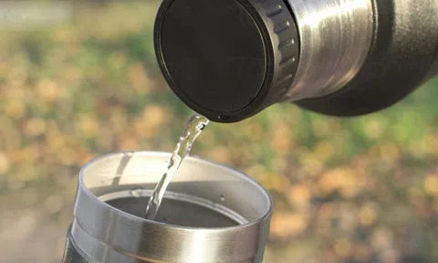 Người đàn ông tử vong vì ngộ độc chì, viêm phổi do uống 1 loại nước trong cốc giữ nhiệt: 7 loại nước hóa thuốc độc, đừng đựng vào đó