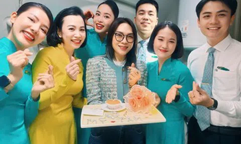 Mỹ Tâm bất ngờ với món quà từ các tiếp viên hàng không tặng trên máy bay