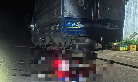 Xe máy tông vào ô tô tải đang đậu, 3 người tử vong