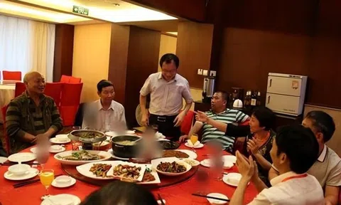 Liên hoan 10 người thì 9 người "biến mất", bỏ lại 1 người duy nhất sững sờ với hóa đơn 5 triệu đồng chưa thanh toán: “Họ bảo ra ngoài hít thở”