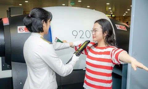 Sân bay Nội Bài có máy soi chiếu hiện đại, có cần tháo giày, thắt lưng khi kiểm tra an ninh?