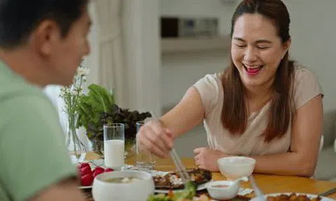 Cặp vợ chồng cùng nhận “án tử” ung thư đại tràng, bác sĩ lắc đầu: “Ăn 2 món này chẳng khác nào tự hại mình”