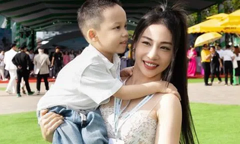 Góc khuất làm mẹ đơn thân, áp lực đến bật khóc của ca sĩ Việt cao 1m47