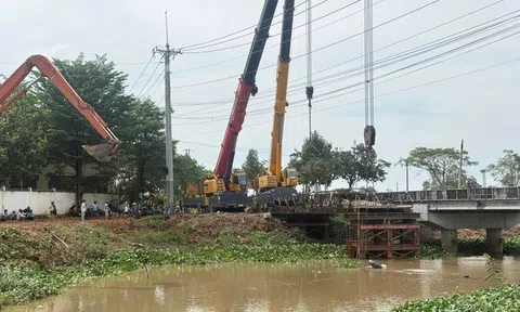 Không muốn đi vòng 50 km, xe tải gắn cẩu hạng nặng khiến cầu sập ngay nhịp giữa