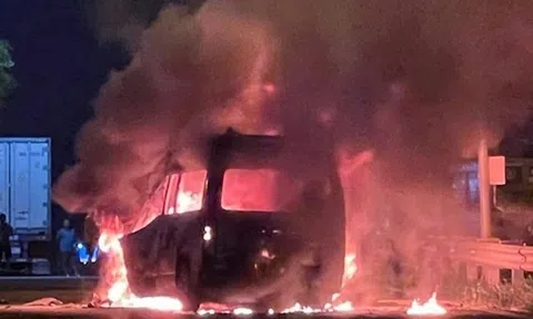 Xe cứu thương tông ô tô đầu kéo rồi bốc cháy dữ dội, 3 người tử vong thương tâm