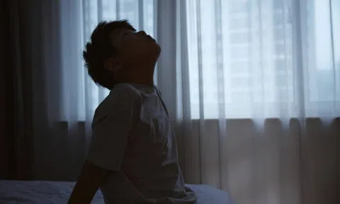 Không muốn nuôi dạy một đứa trẻ yếu đuối, tự ti, cha mẹ cần HẠN CHẾ làm 3 điều này