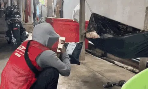 Đi ship hàng thấy khách ngủ không nỡ gọi, anh shipper có pha xử lý hút 1,5 triệu người xem