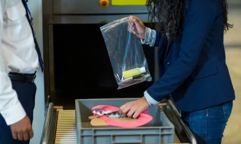 Cảnh báo khẩn cho ai còn để điện thoại lên khay soi an ninh sân bay