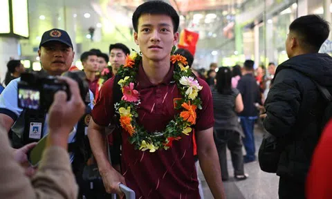 "Người hùng" U22 Việt Nam Thanh Nhàn về nước trong vòng tay người hâm mộ: "Đông quá ạ, thật sự rất tuyệt vời"