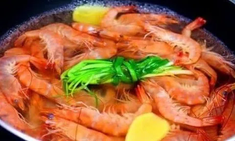 "Kẻ thù truyền kiếp" của mùi tanh: Thêm vào khi luộc tôm, tức khắc lên màu đỏ au ngon gấp bội