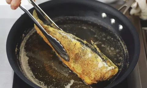 Rán cá đừng chỉ cho mỗi dầu: Thêm 3 thứ này vào chảo, đảm bảo cá vàng giòn đẹp mắt, không lo bắn dầu