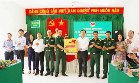 Chủ tịch UBND tỉnh Lâm Đồng thăm, tặng quà cán bộ, chiến sĩ Đồn Biên phòng Thanh Hải