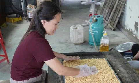 Làng bánh cốm Nghệ An vào vụ, đỏ lửa níu giữ hương quê