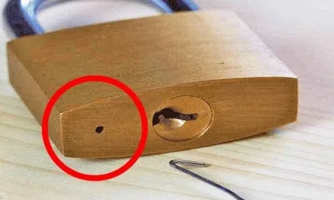 90% người dùng không biết công dụng của chiếc lỗ nhỏ trên ổ khoá