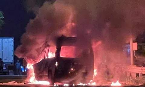 Xe cứu thương tông ô tô đầu kéo rồi bốc cháy dữ dội, 3 người tử vong thương tâm