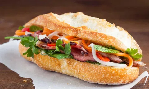 42 người cấp cứu nghi ngộ độc sau khi ăn bánh mì ở Tp.HCM