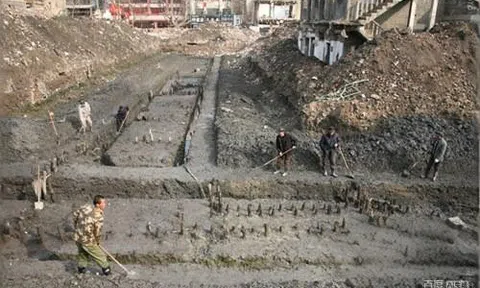 Đào móng công trình, đội công nhân phát hiện trận cọc gỗ "hình chữ T" bí ẩn, chuyên gia lập tức phong tỏa hiện trường