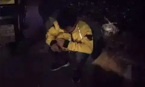 1h sáng, nam shipper khóc nấc bên vệ đường: Đằng sau đơn hàng đồ ăn bị giao trễ là điều không ai ngờ tới