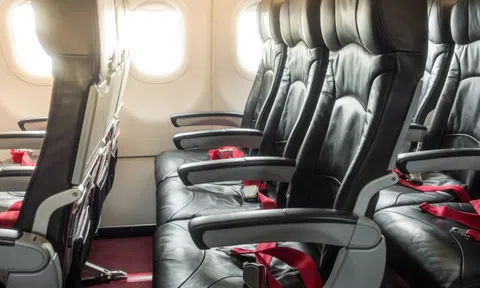 Ai còn để điện thoại, giấy tờ tùy thân ở ghế máy bay thì phải dừng lại ngay!