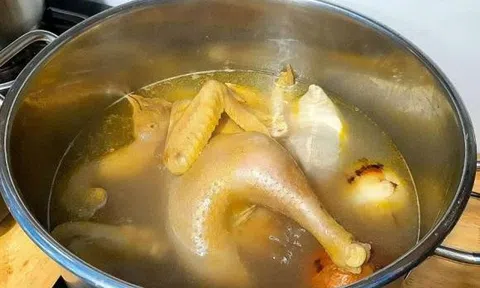 Bước làm thịt gà tưởng là sạch nhưng hoá ra ngược lại: Chuyên gia từ Mỹ đến Việt đều khuyên bỏ ngay