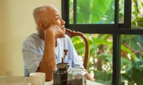 Người đàn ông tiết kiệm suốt 40 năm, đến khi nghỉ hưu khóc ròng ân hận: “Nhìn tiền trong tài khoản mà thấy thật vô nghĩa!”