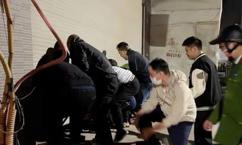 Cháy chợ Xanh Định Công: Người dân hợp sức nâng cửa cuốn cứu nhiều người mắc kẹt