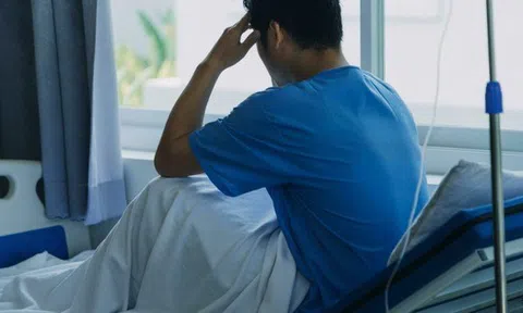 Chàng trai 22 tuổi đã mắc suy thận, bác sĩ lắc đầu: “Liên tục làm 2 việc này, thận khoẻ mấy cũng không chịu nổi”